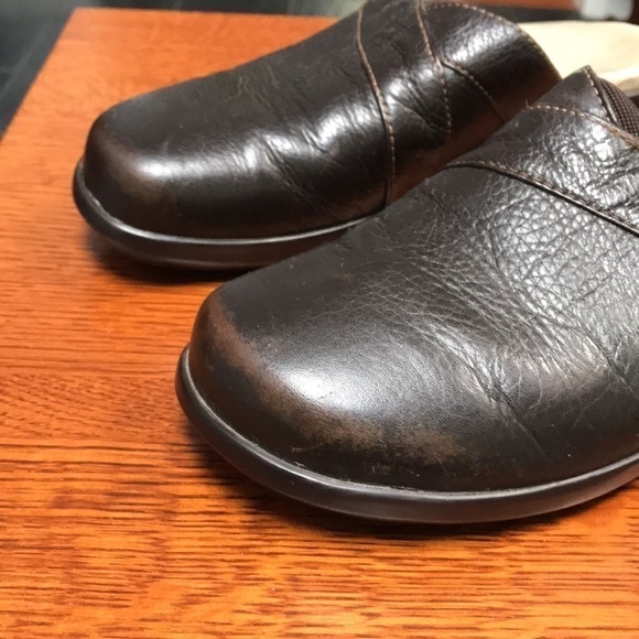 aravon leather mules or clogs, comfortable, some wear at toes - Picture 3 of 7